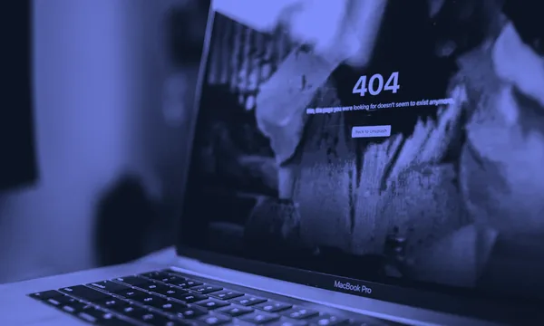 Màn hình laptop hiển thị lỗi phần mềm phức tạp