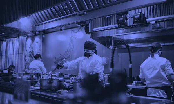 Căn bếp nhà hàng bận rộn trong giờ cao điểm
