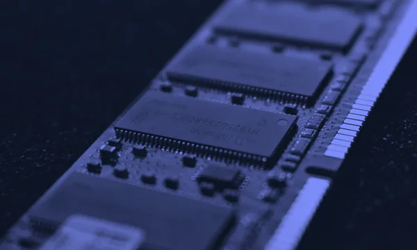 Cận cảnh chip nhớ và bảng mạch máy tính