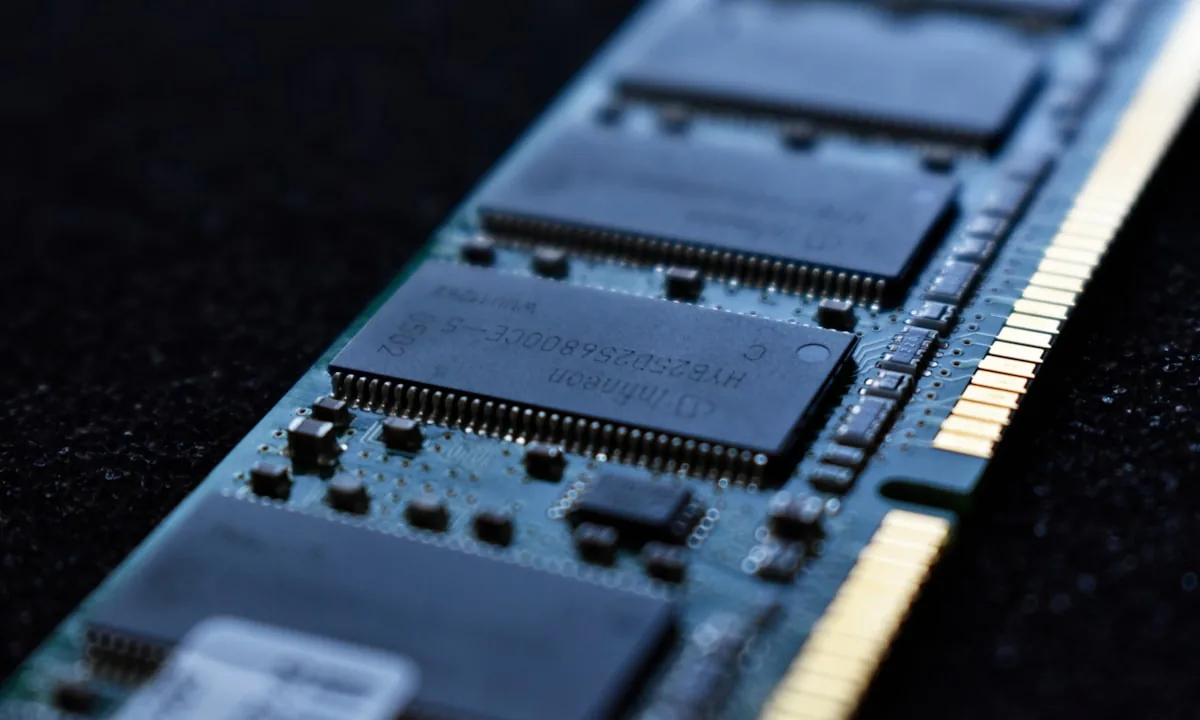 Cận cảnh chip nhớ và bảng mạch máy tính