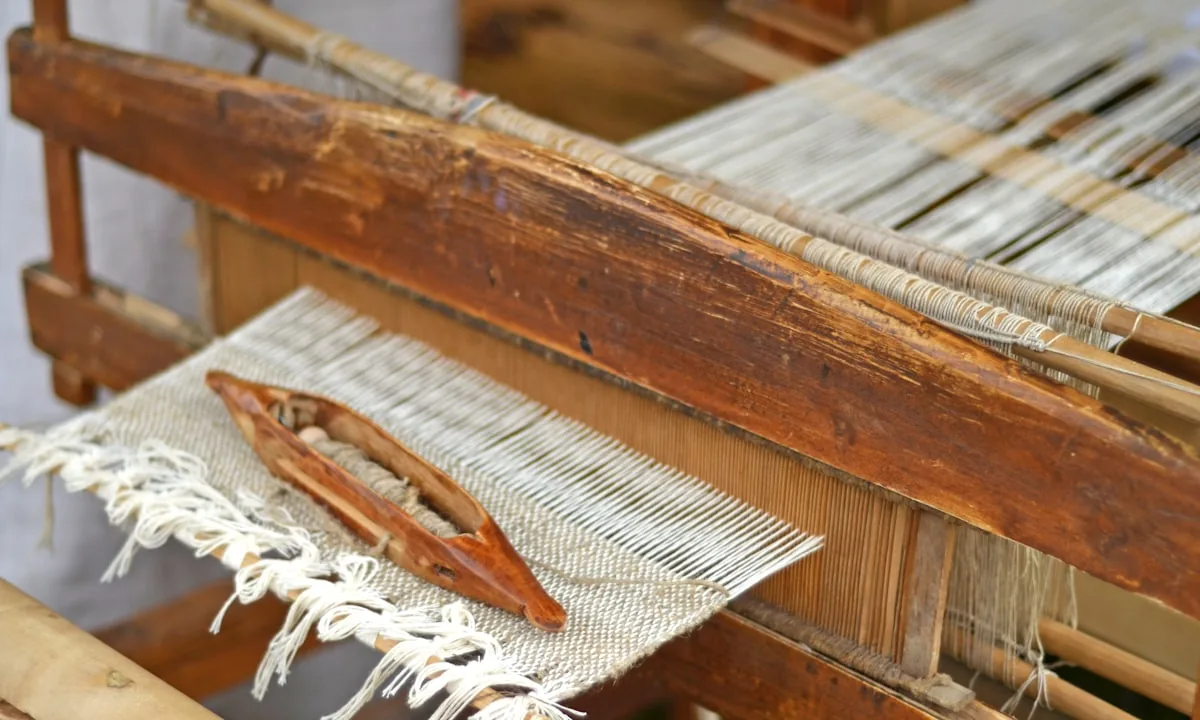 Cận cảnh những sợi chỉ rực rỡ trên một khung cửi dệt truyền thống
