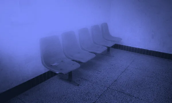 Empty waiting room chairs representing idle HTTP connections