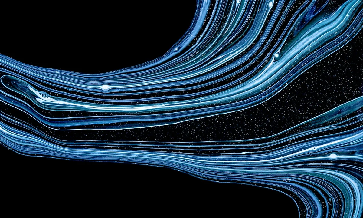 Microscopic particles flowing through liquid under capillary pressure